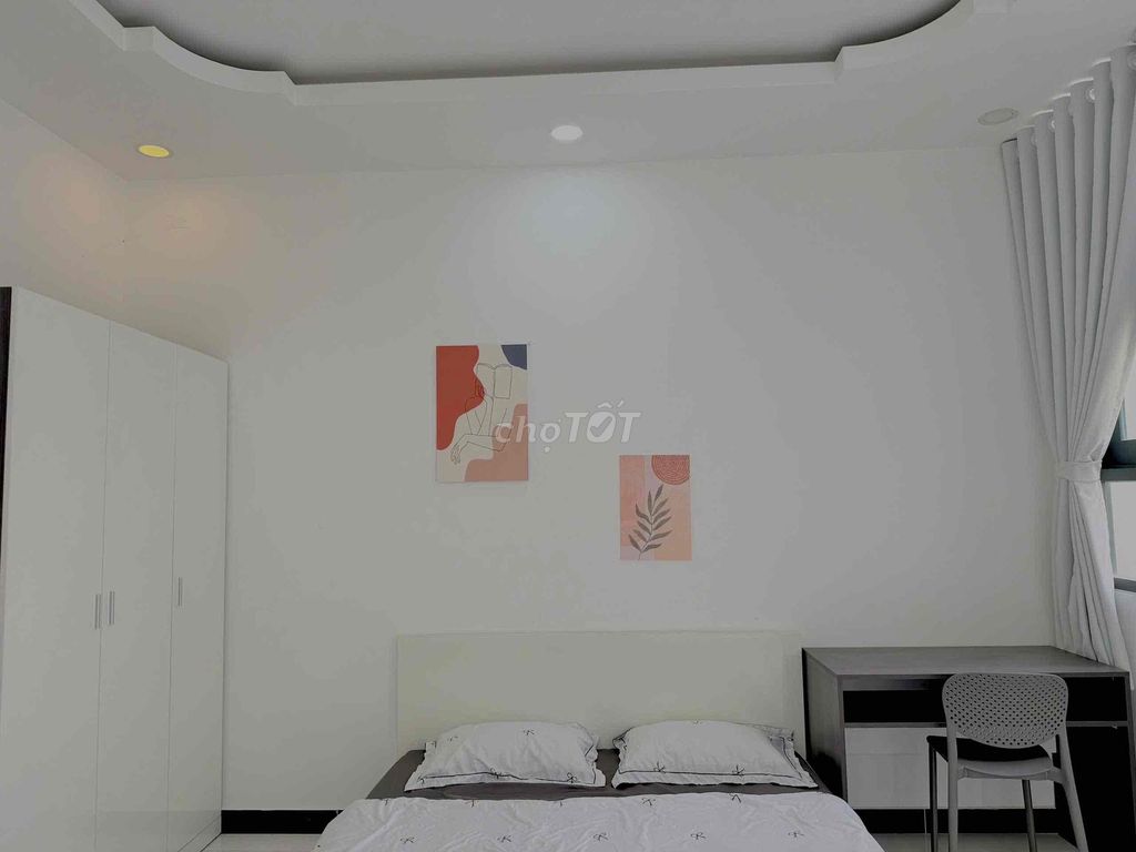 The open balcony studio near Phú Mỹ comes out of McKensentmall and through District 1.
