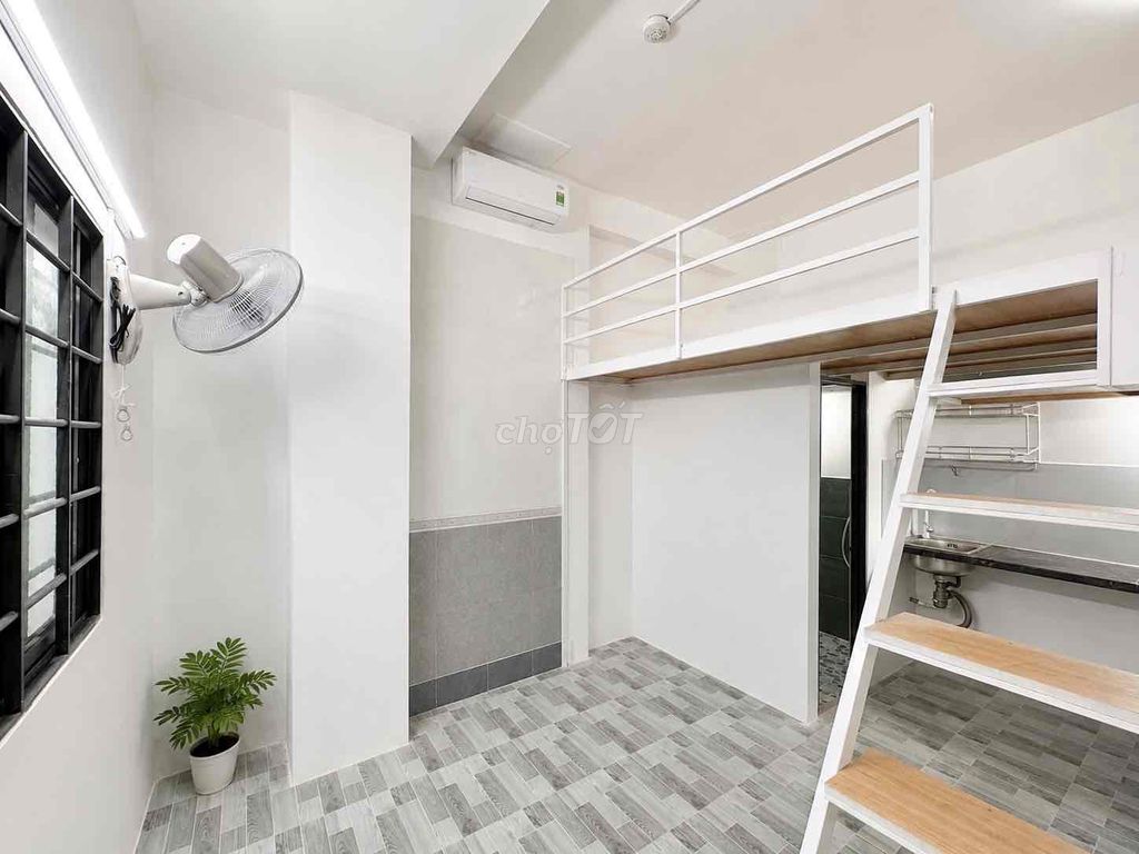 The regular room is clean-time free time near the Constitutional University, the Red Eagle.