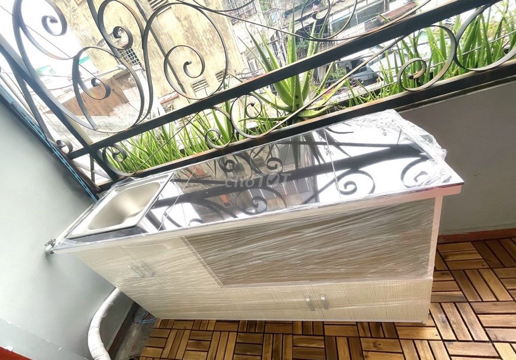 The balconies, comfortable, cool. Right here in Pestilence Market