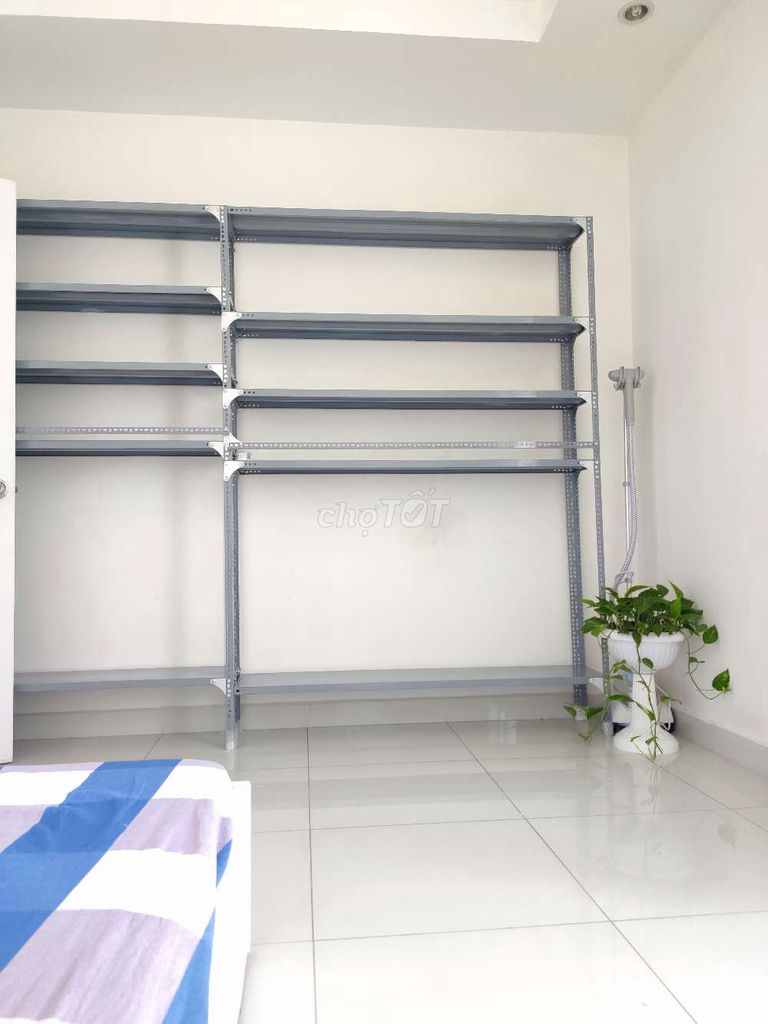 The rental room next to the University of Economics, the Constitution to Nguyễn Văn Linh.