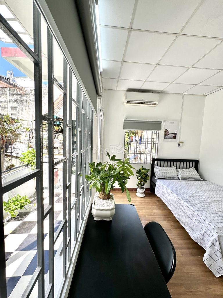 Right at the University of Technology, the comfort room, just opened, Lê Lợi