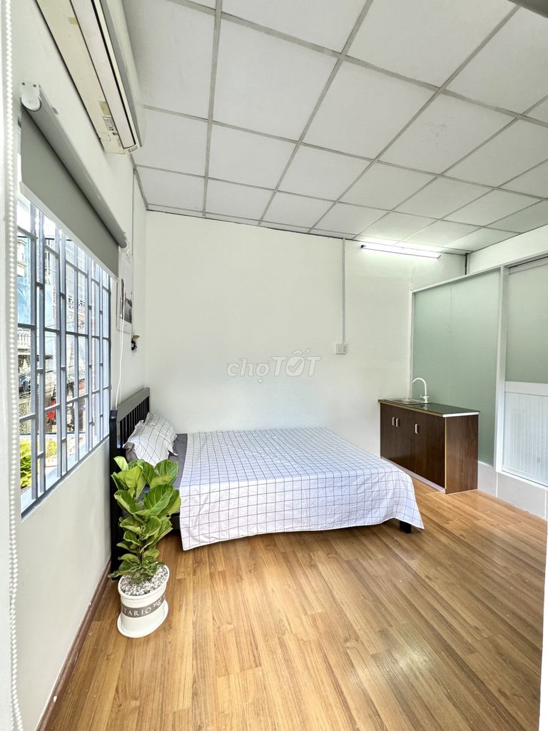 Right at the University of Technology, the comfort room, just opened, Lê Lợi