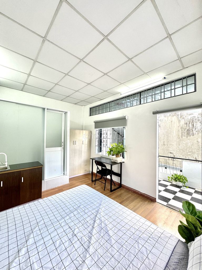 Right at the University of Technology, the comfort room, just opened, Lê Lợi