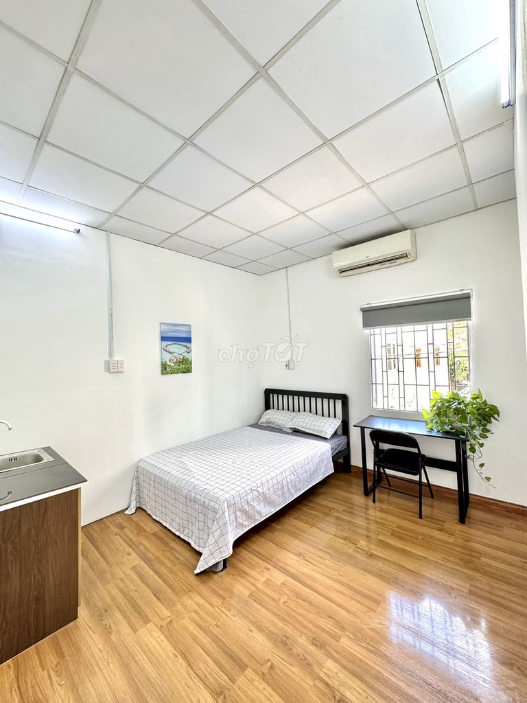 Right at the University of Technology, the comfort room, just opened, Lê Lợi