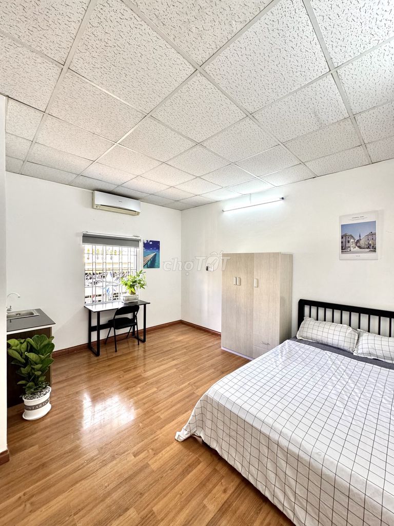 Right at the University of Technology, the comfort room, just opened, Lê Lợi