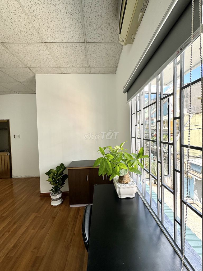 Right at the University of Technology, the comfort room, just opened, Lê Lợi