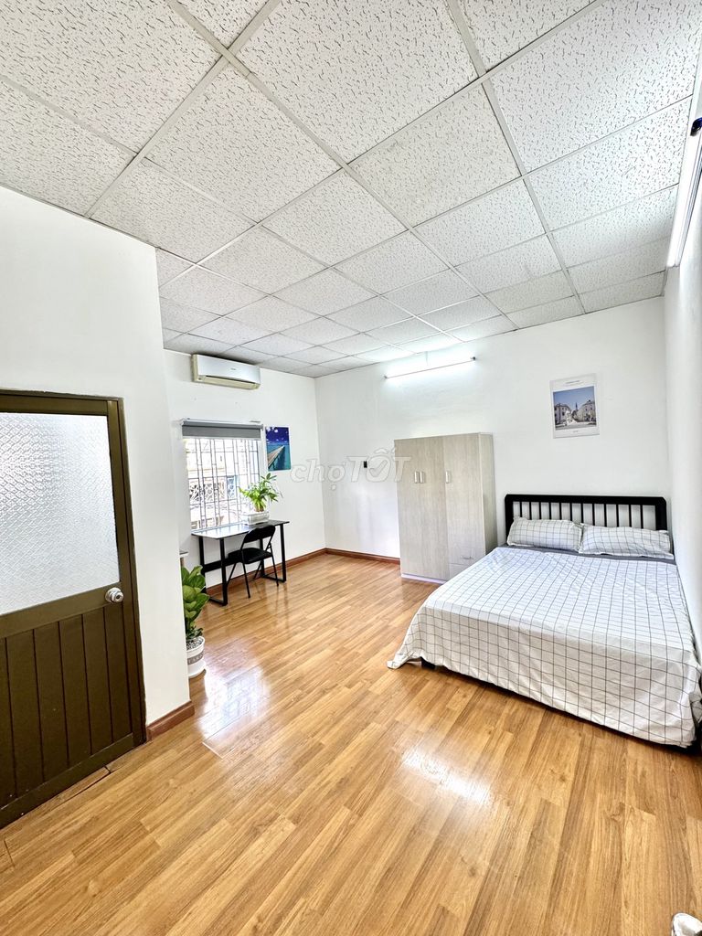 Right at the University of Technology, the comfort room, just opened, Lê Lợi
