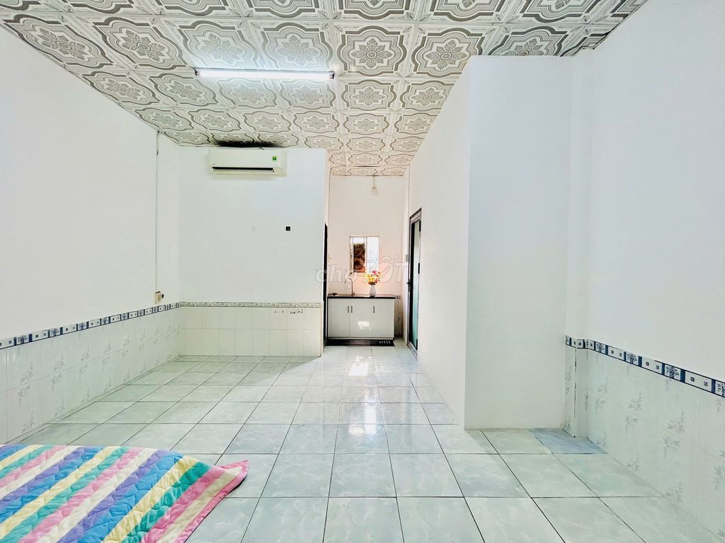 It's the owner who rented a super-glutinated room near the university's secretary