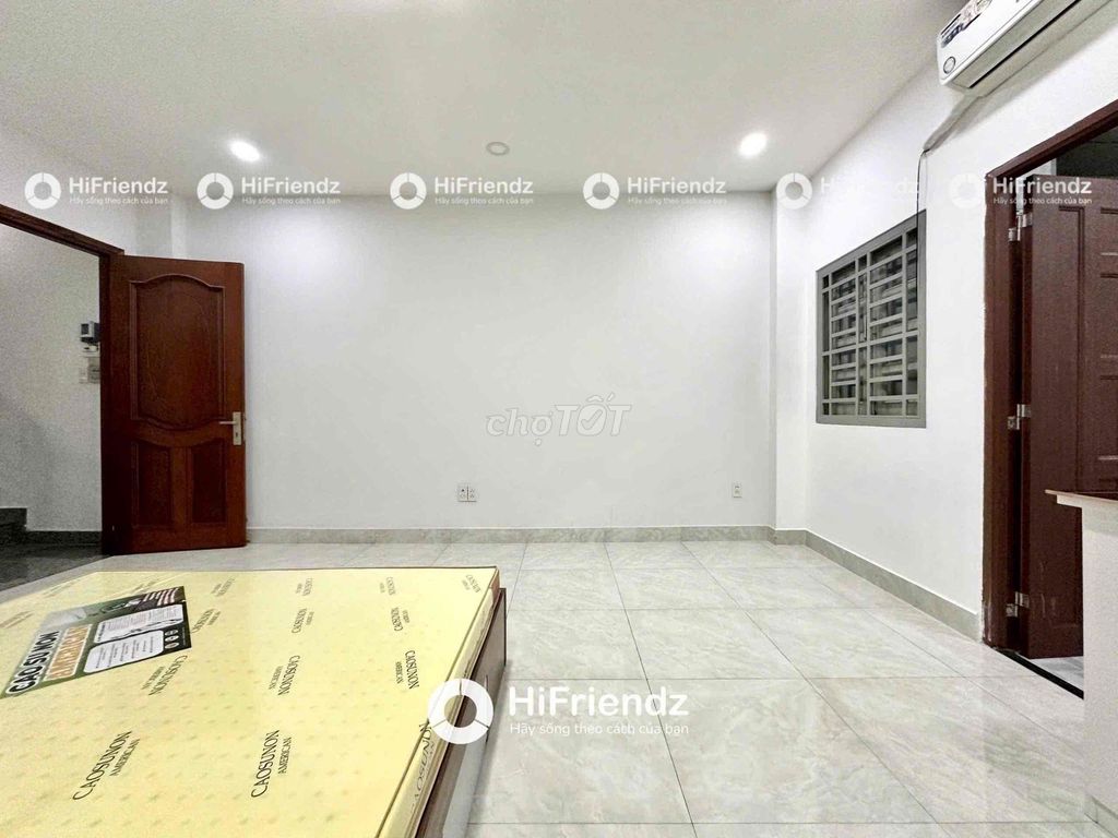 empty window room - university dedication - Thạch Lam flower park