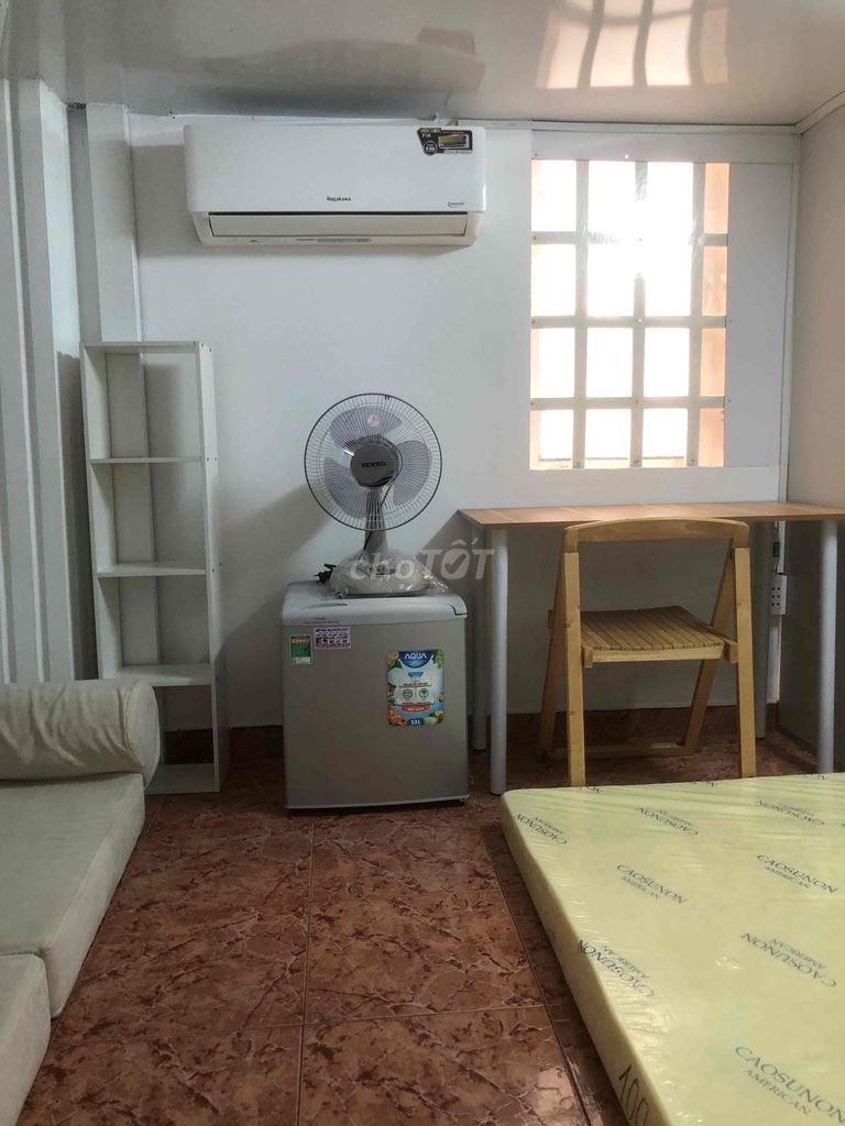 A nice little room full of furniture, 5 p walking to the University of Business