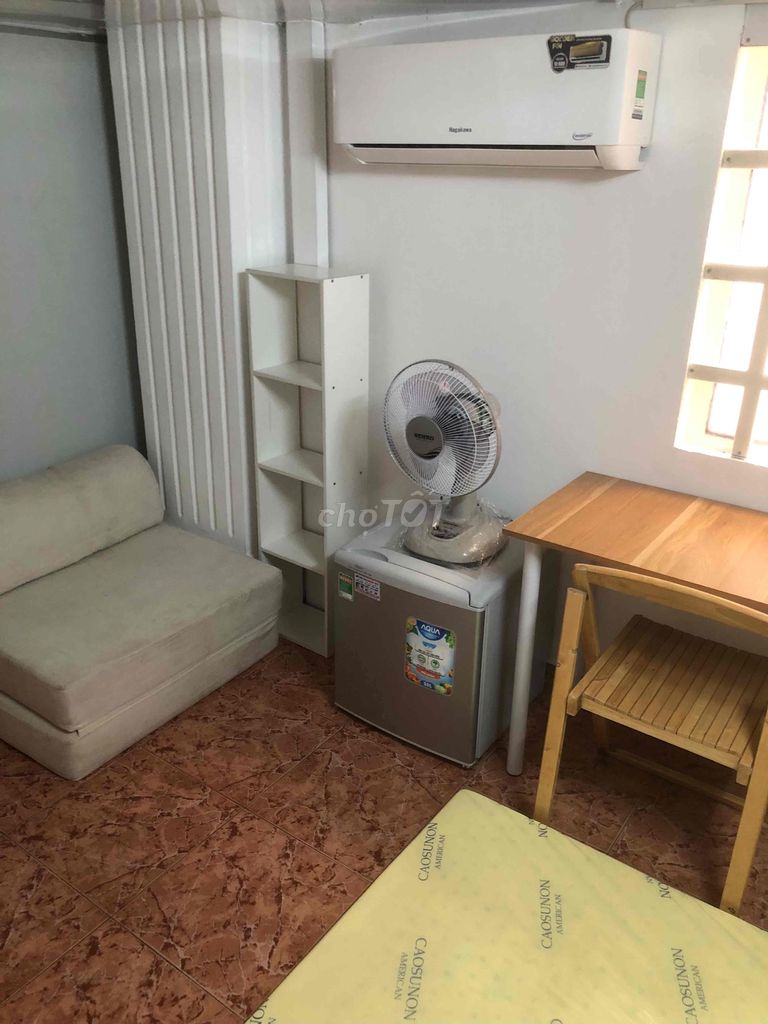 A nice little room full of furniture, 5 p walking to the University of Business