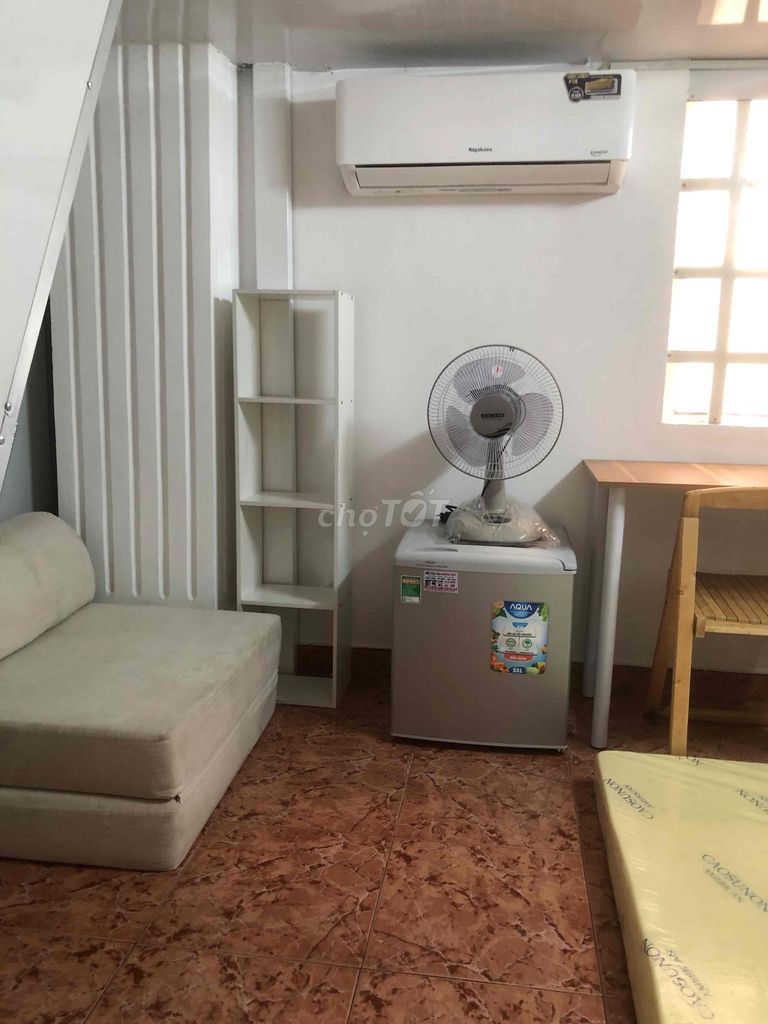 A nice little room full of furniture, 5 p walking to the University of Business