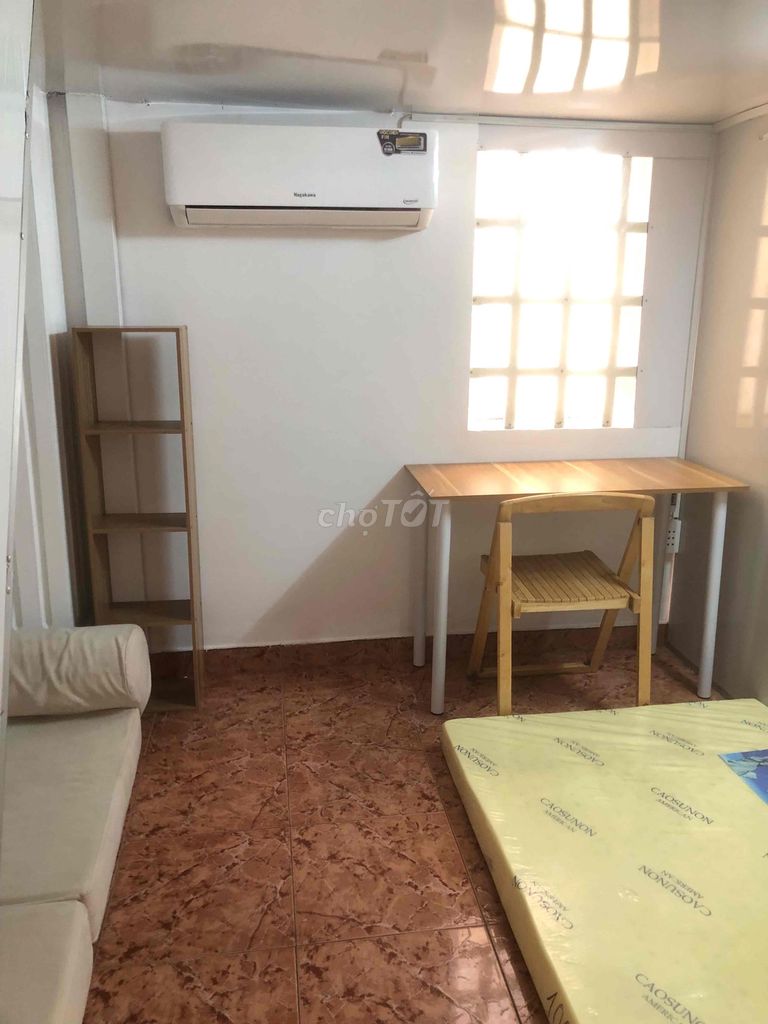 A nice little room full of furniture, 5 p walking to the University of Business