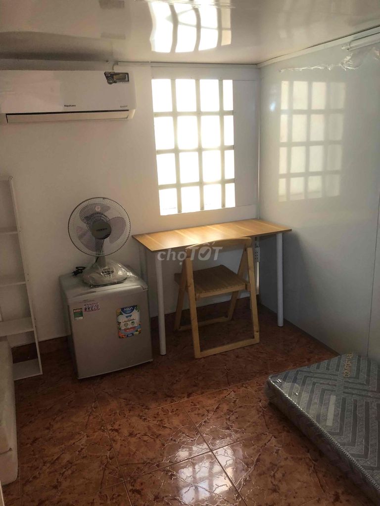 A nice little room full of furniture, 5 p walking to the University of Business