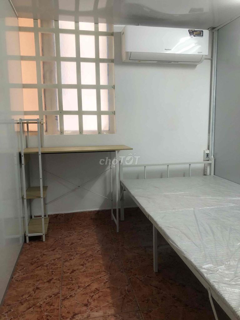 A nice little room full of furniture, 5 p walking to the University of Business