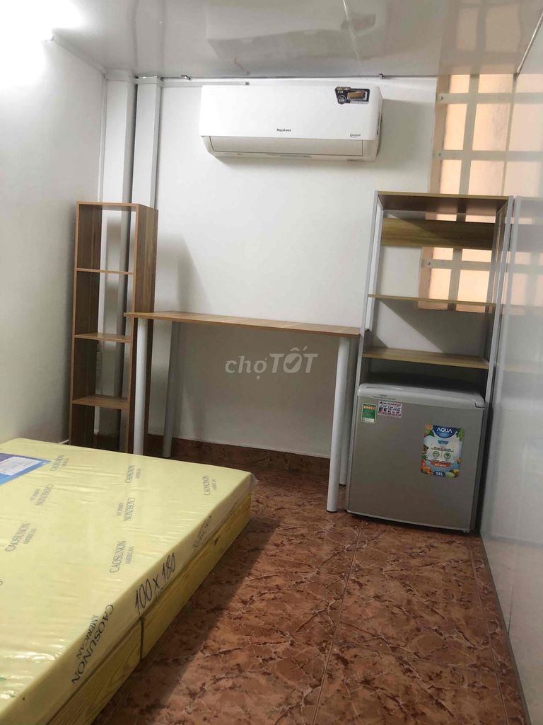A nice little room full of furniture, 5 p walking to the University of Business