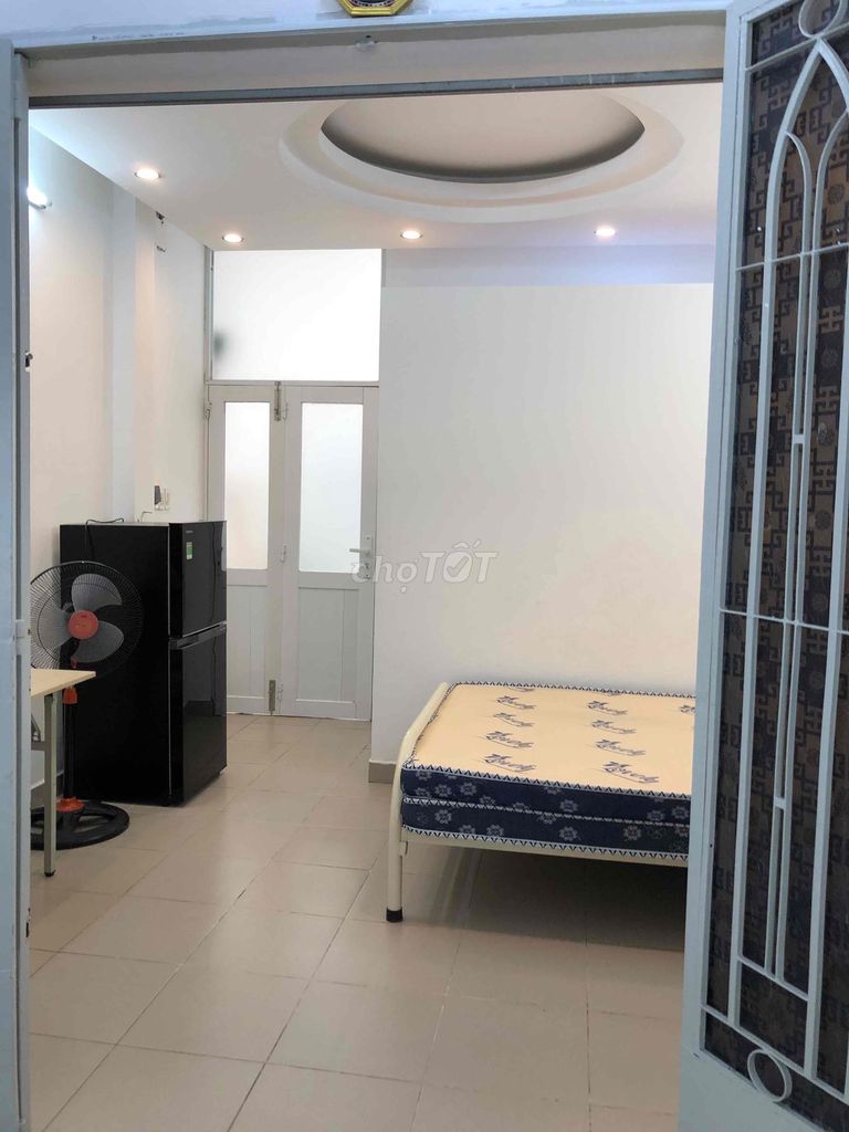 Ground Room, 2 open windows, 5 p to Huit