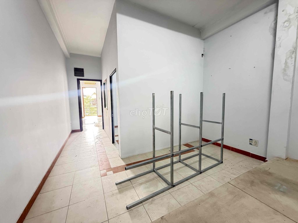 The floor of 3 - 2 bedrooms - empty house - only charge