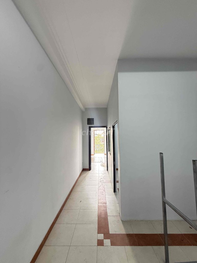 The floor of 3 - 2 bedrooms - empty house - only charge