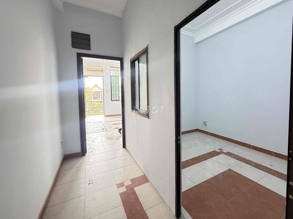The floor of 3 - 2 bedrooms - empty house - only charge