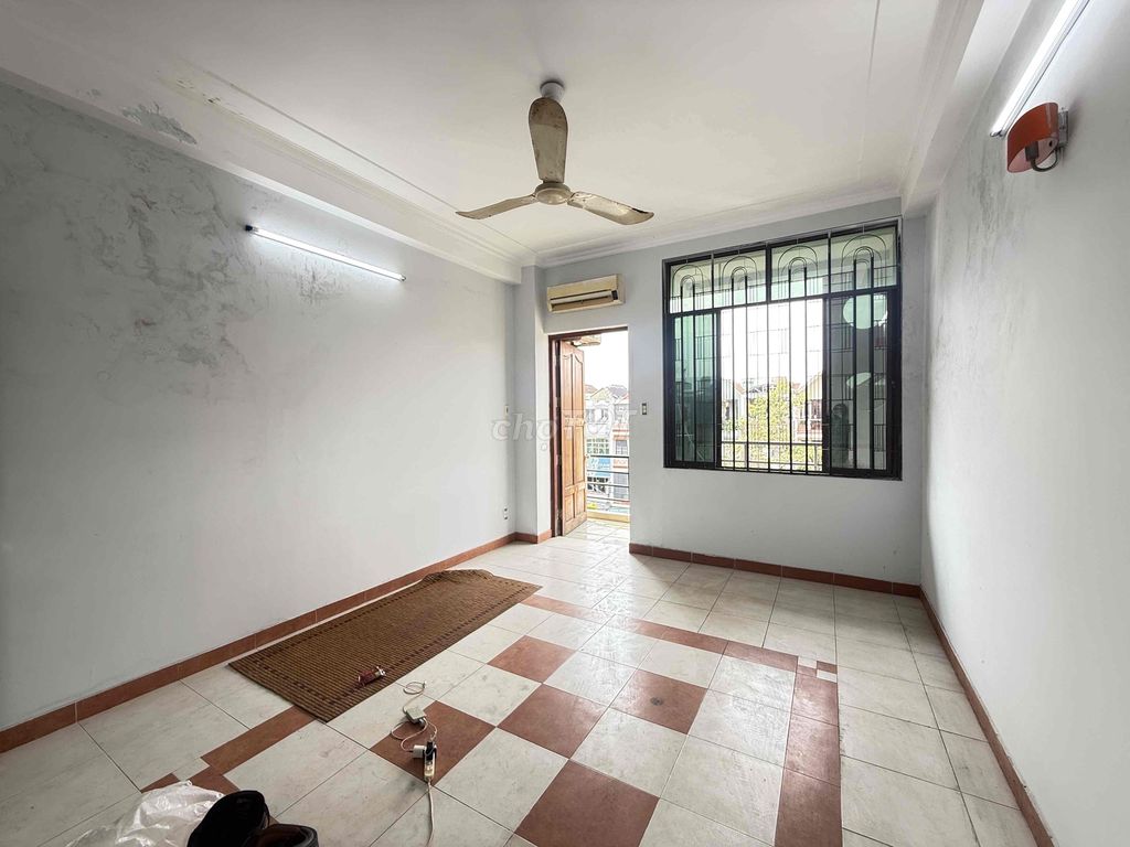 The floor of 3 - 2 bedrooms - empty house - only charge