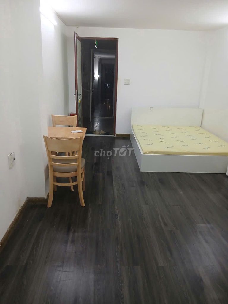 Rent a cash room on Trần Quý Cáp.