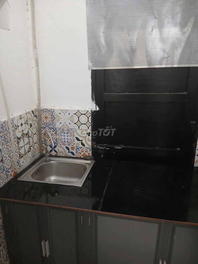 Rent a cash room on Trần Quý Cáp.
