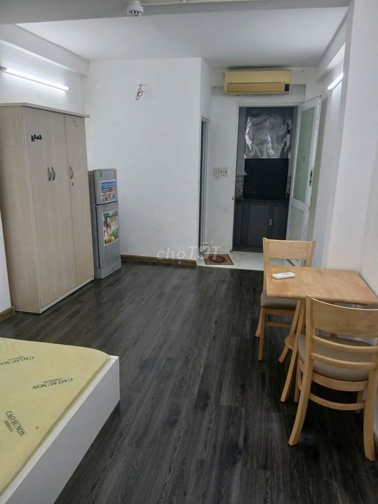 Rent a cash room on Trần Quý Cáp.