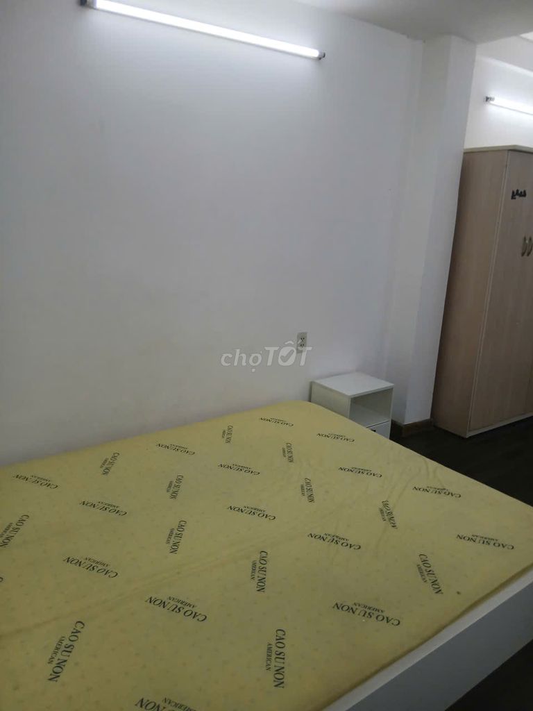 Rent a cash room on Trần Quý Cáp.