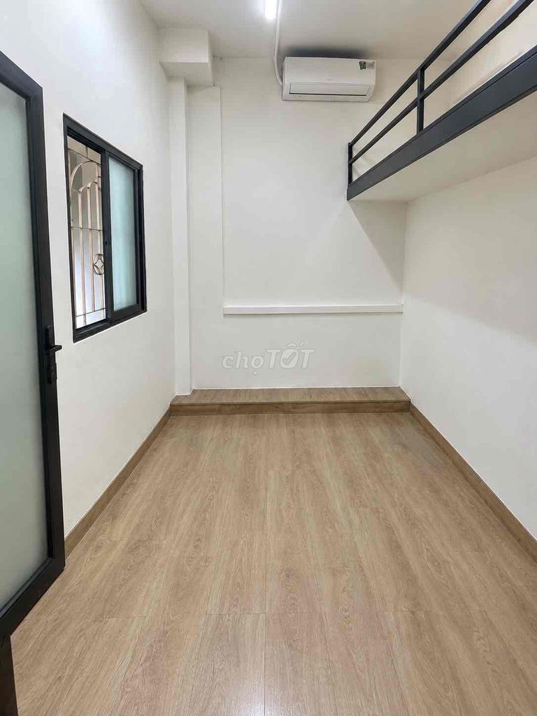 The student boarding room in the middle of the Phan Xian Long food center