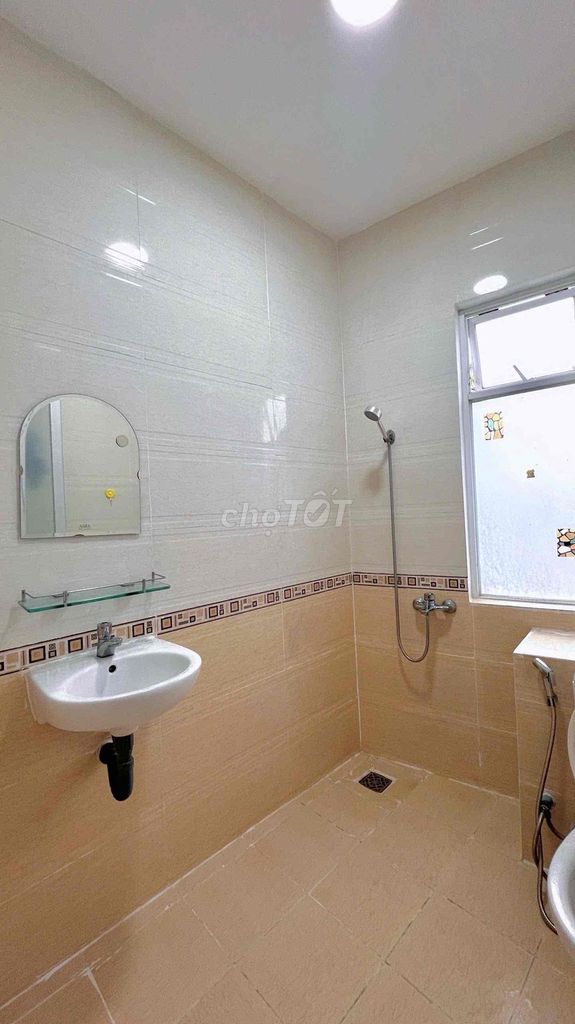 We have a room with a bandol near tdtu, two kilometers away.
