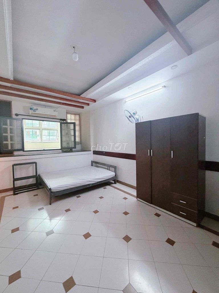 Huỳnh Văn Bánh Room has a fold.