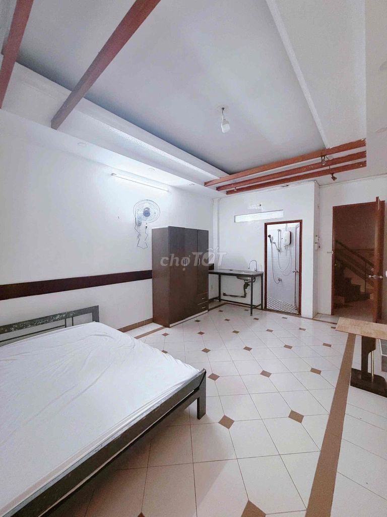 Huỳnh Văn Bánh Room has a fold.
