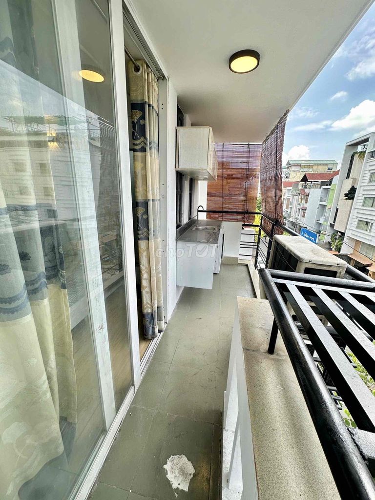 Rent the balcony room + split the full furniture - mid-paint