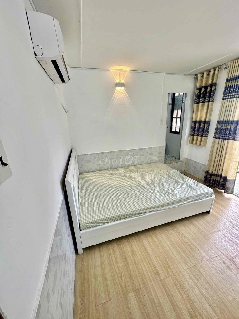 Rent the balcony room + split the full furniture - mid-paint