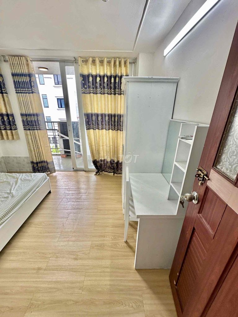 Rent the balcony room + split the full furniture - mid-paint