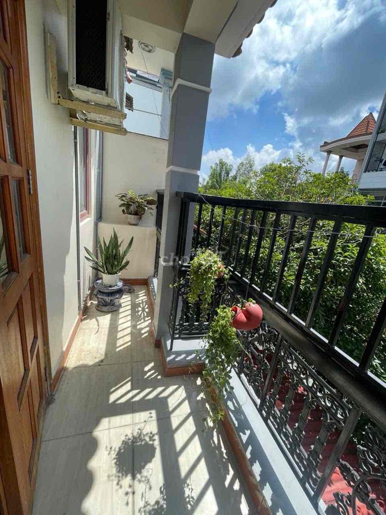Rent a full-house window close to the headcart.