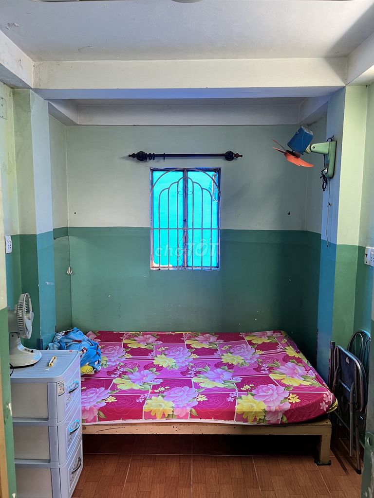 Room full of comfortable closets with air-cold machines in the 3rd district.