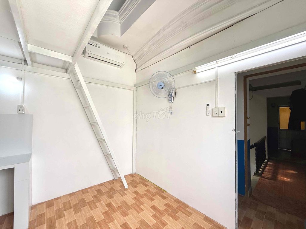 The cheap room is right next to the republical etown -- the battle field for wages.