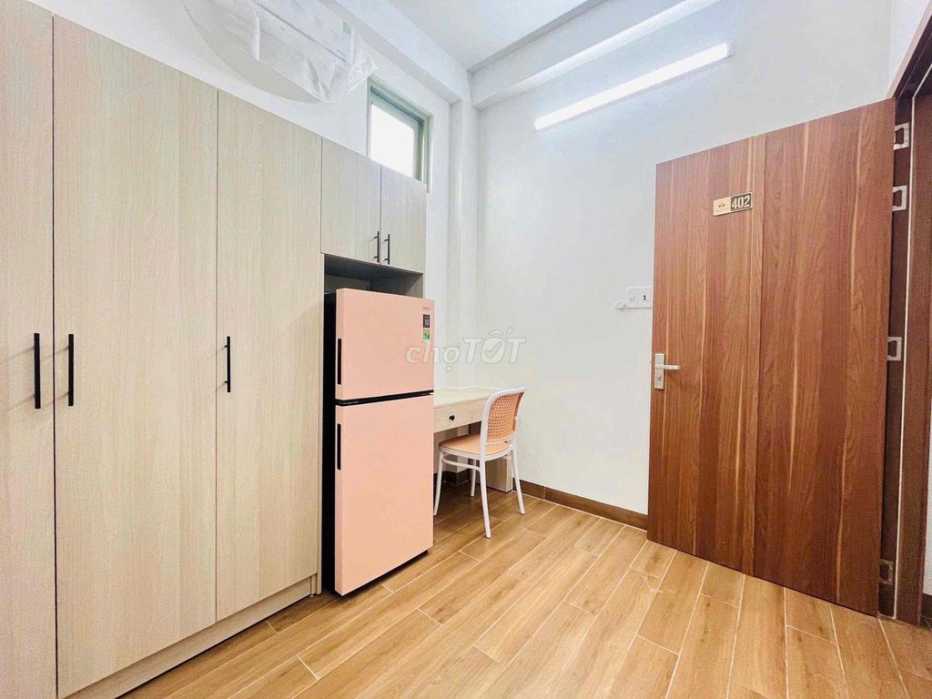 industrial college student: This room is not a pity!