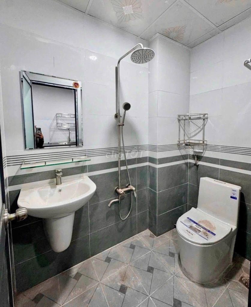 Rent Minihouse across from Children, 3.6 million a month.
