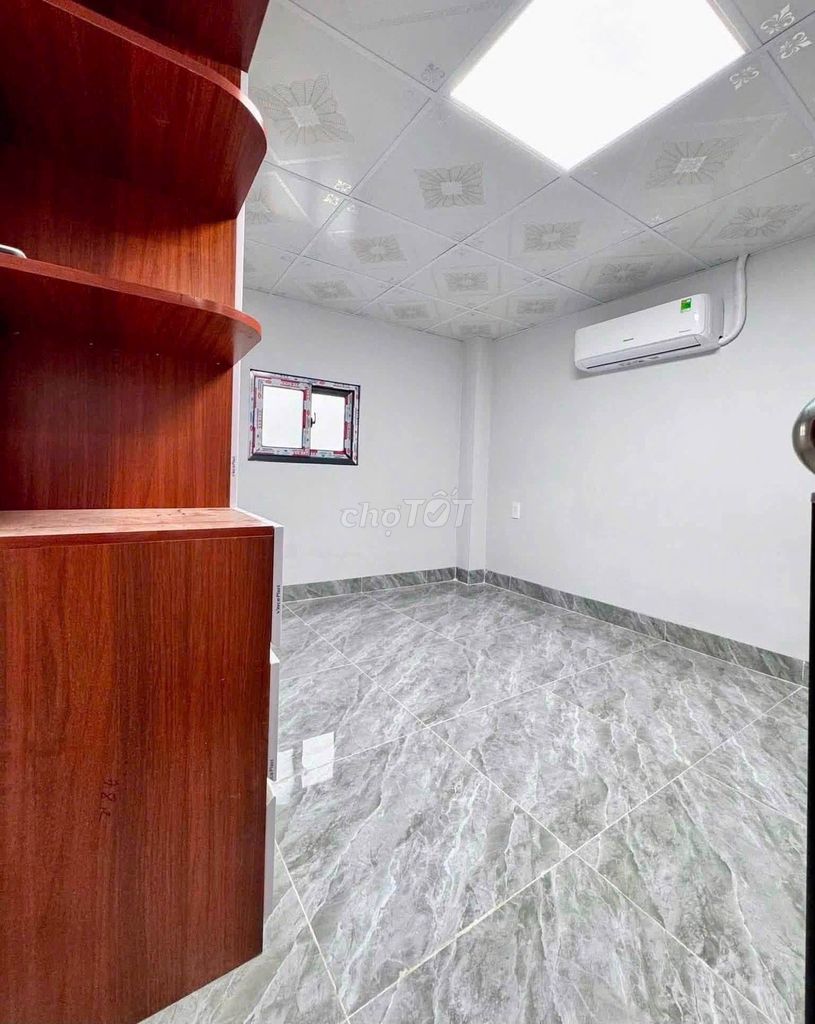 Rent Minihouse across from Children, 3.6 million a month.