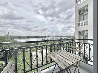 The apartment is a balcony bedroom full of furniture right here in China, Saigon Bridge, Ba Son.