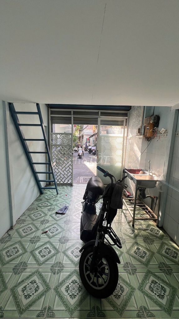 Room in front of the ground floor.