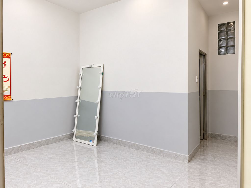 Super hot -- big alley front -- near parc mall, market, 2.5 million.