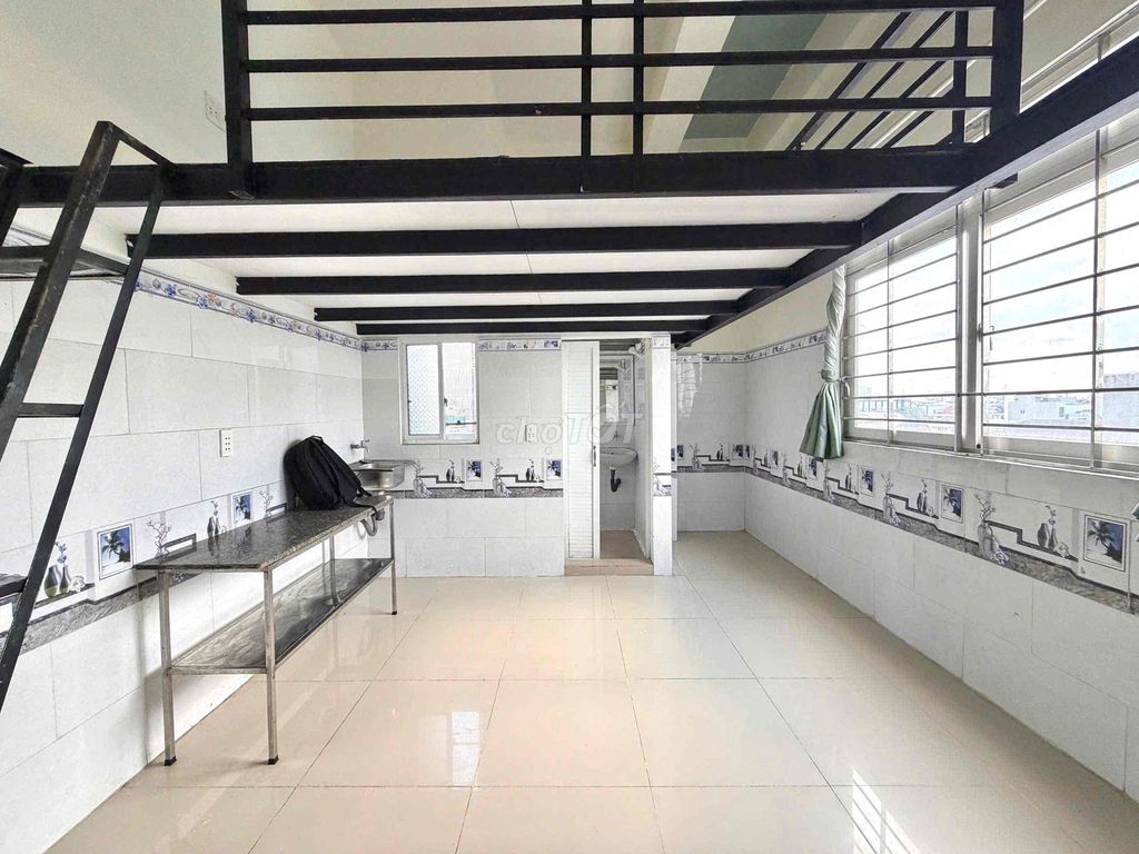 A two-metre low-priced hotel room. Hoàng Hoa Thám.