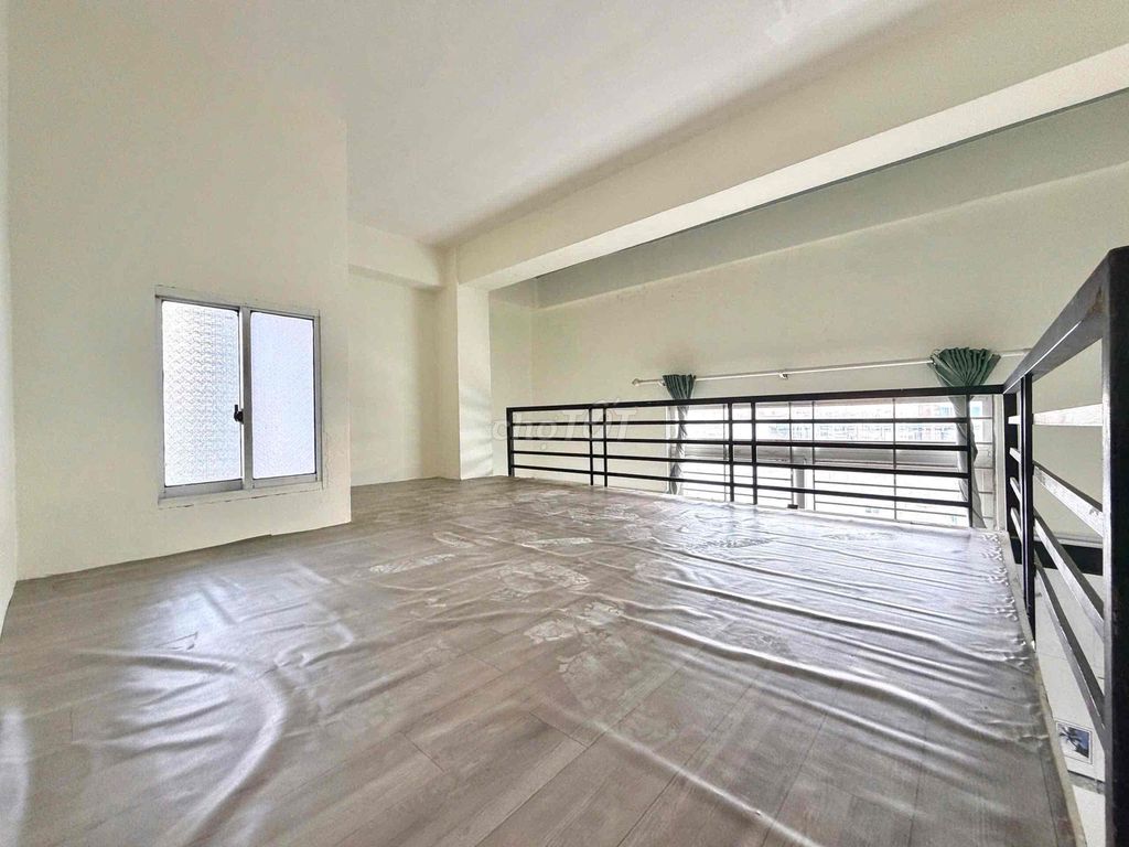 A two-metre low-priced hotel room. Hoàng Hoa Thám.