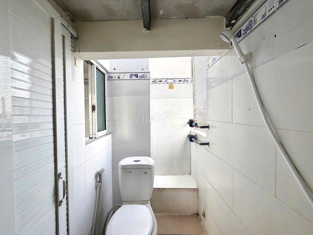 A two-metre low-priced hotel room. Hoàng Hoa Thám.