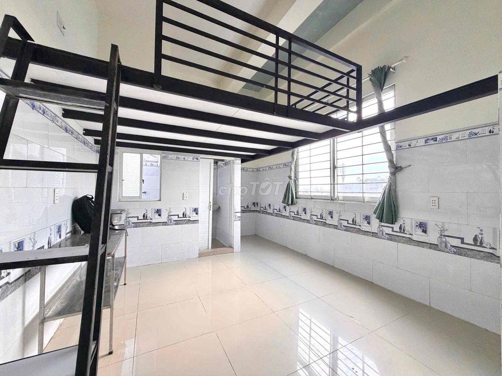 A two-metre low-priced hotel room. Hoàng Hoa Thám.