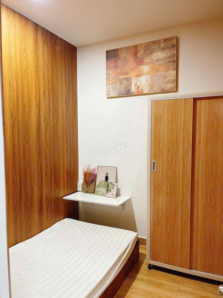 The apartment is full. One man is next to 666 Nguyễn Thái Sơn. Gò Vấp.